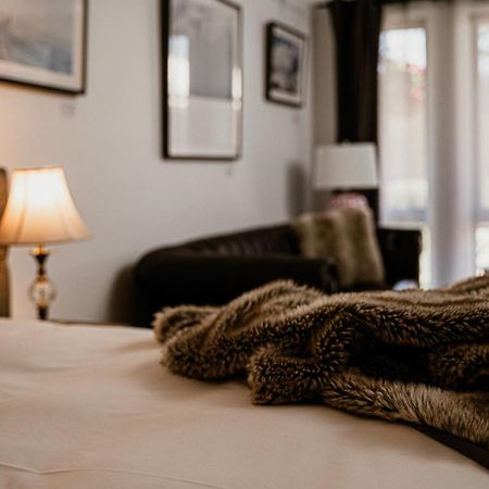 Daylesford Art Motel Exterior foto A bed with a throw