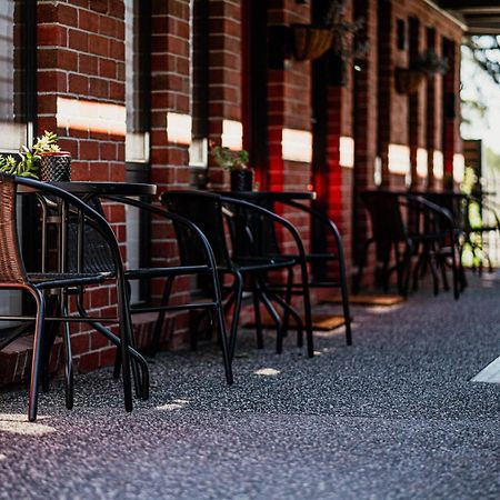 Daylesford Art Motel Exterior foto The station platform