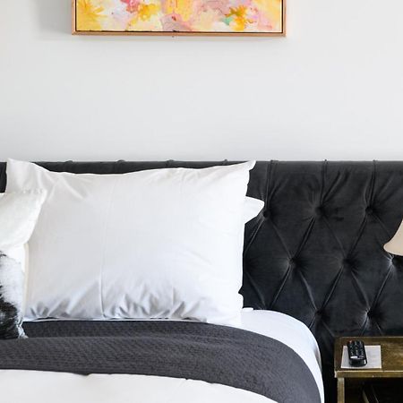 Daylesford Art Motel Exterior foto A bed with a headboard