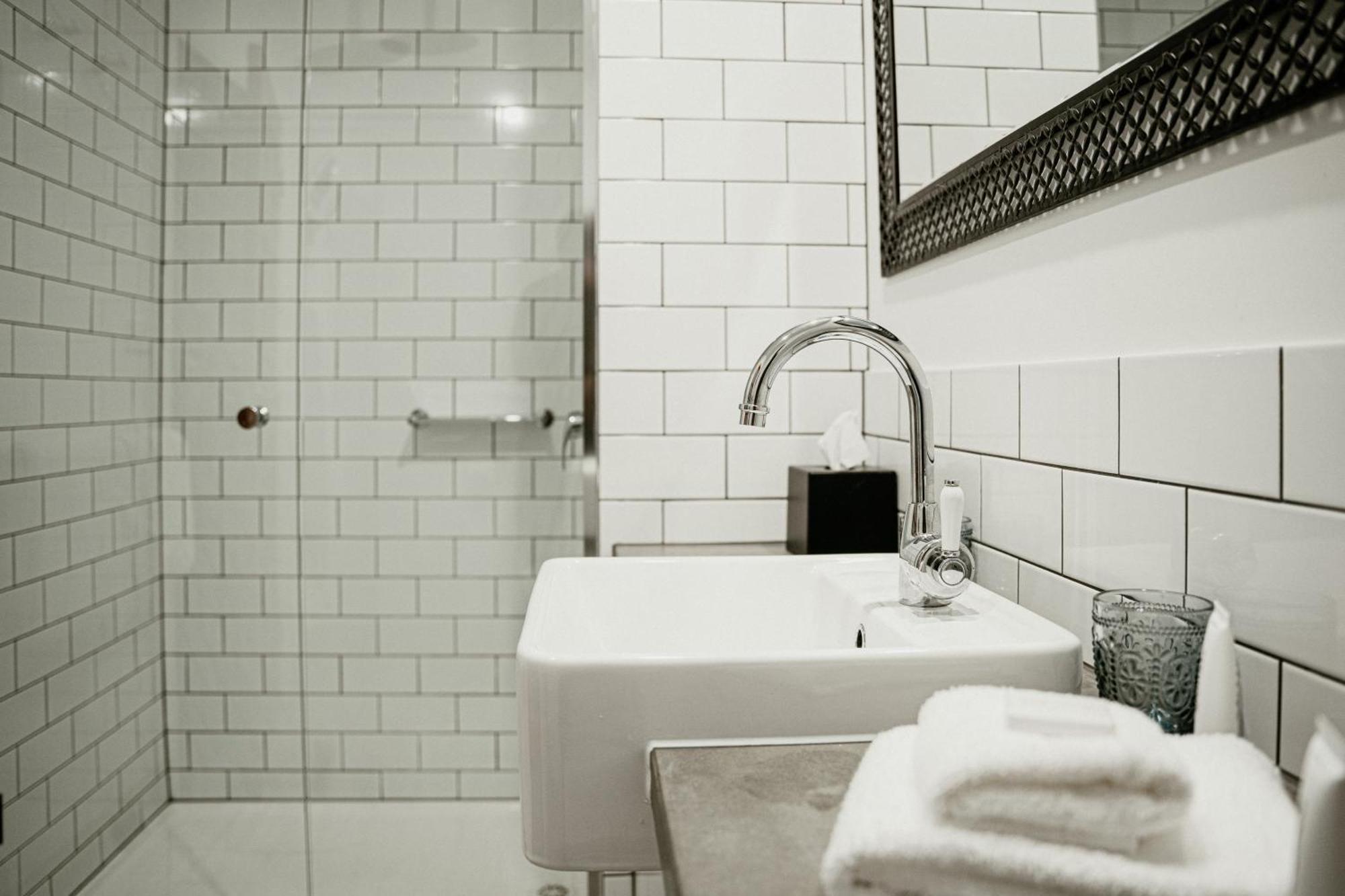 Daylesford Art Motel Exterior foto Bathroom