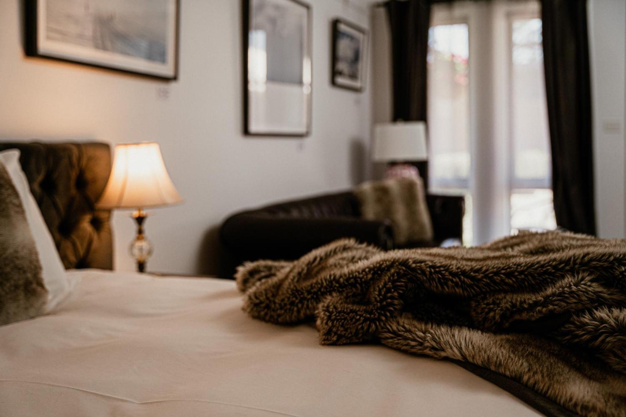 Daylesford Art Motel Exterior foto A bed with a throw