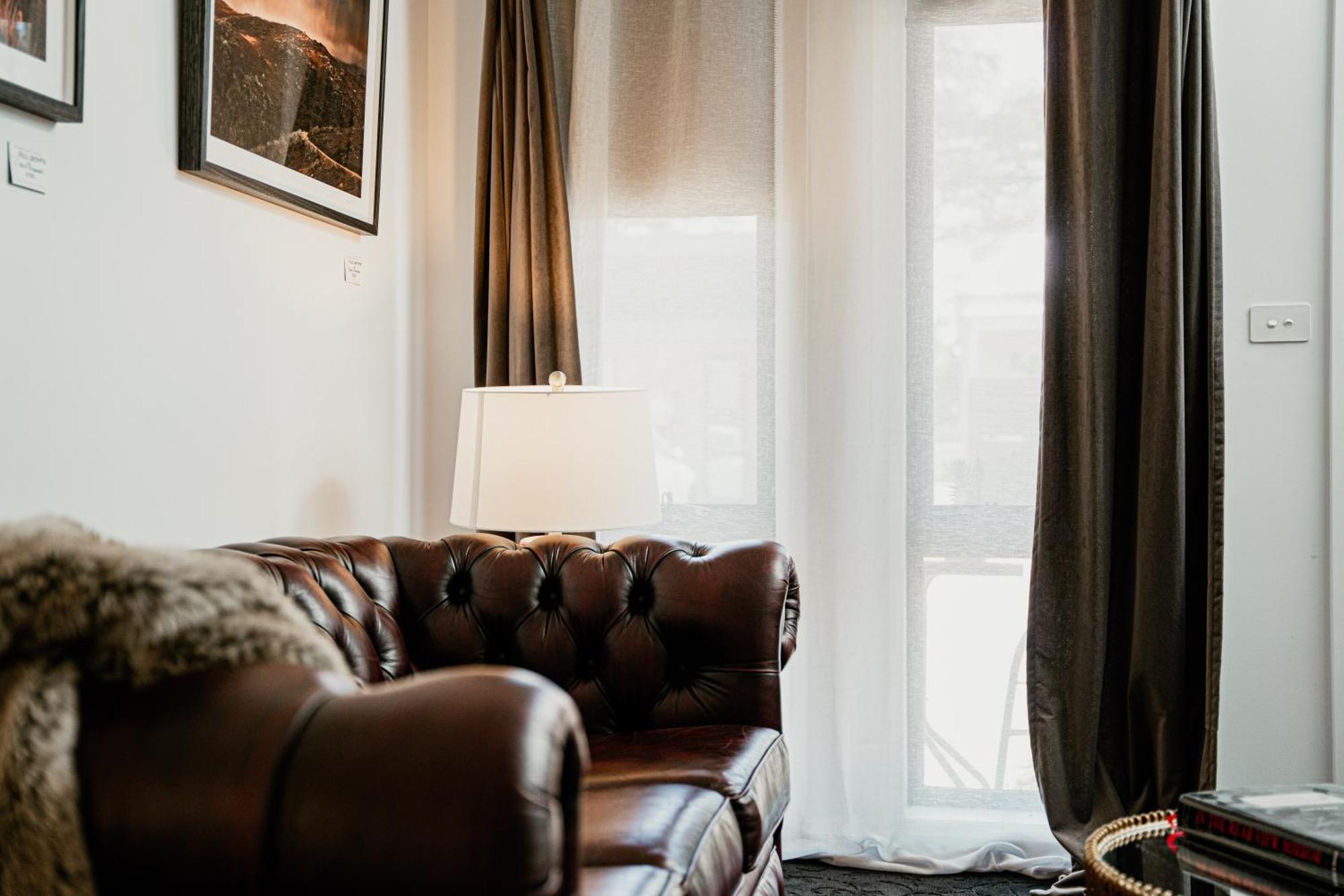 Daylesford Art Motel Exterior foto A living room with a leather sofa