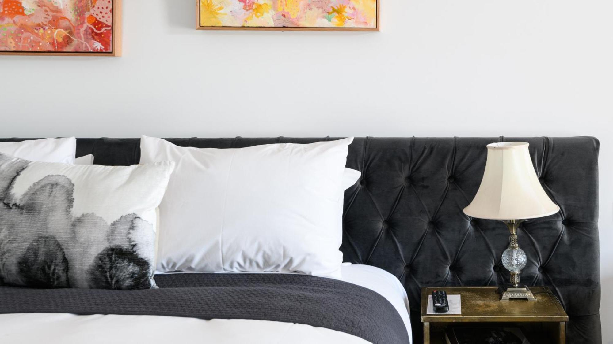 Daylesford Art Motel Exterior foto A bed with a headboard