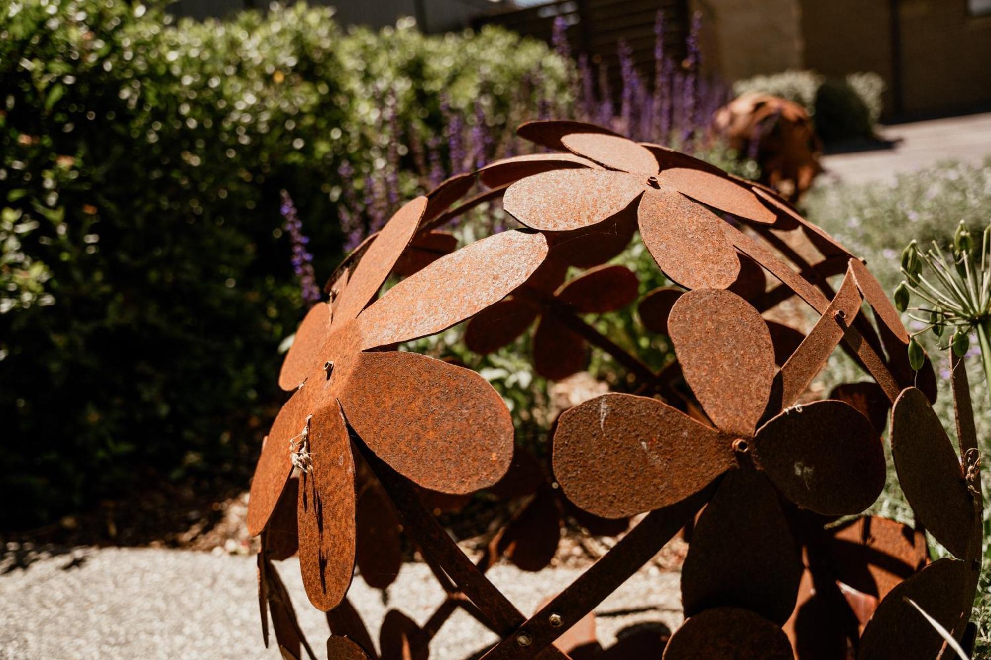Daylesford Art Motel Exterior foto A sculpture in the garden