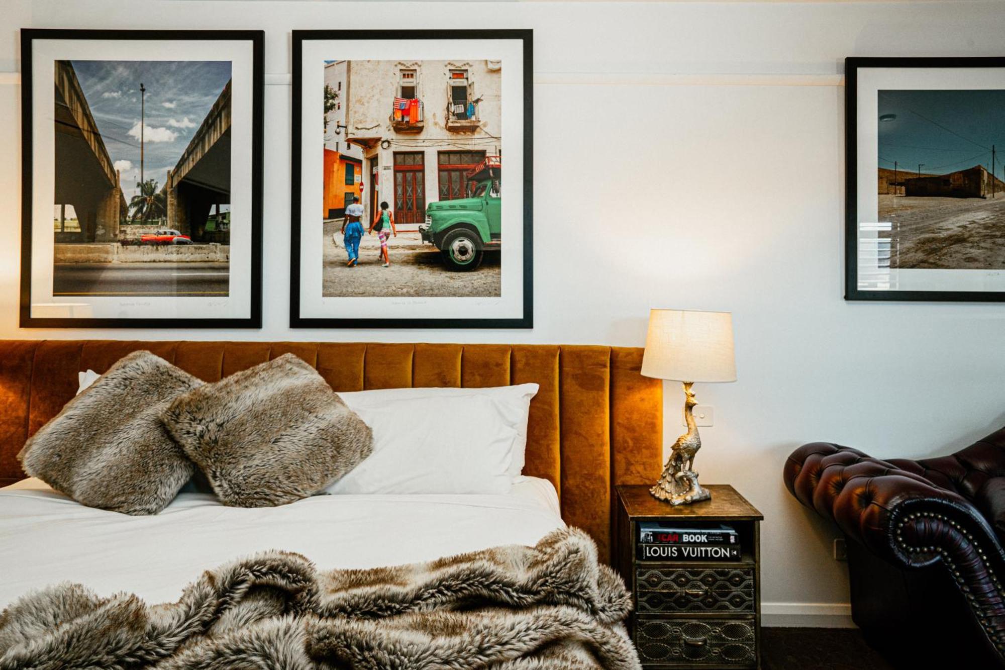 Daylesford Art Motel Exterior foto A bedroom at the Ace Hotel in Los Angeles