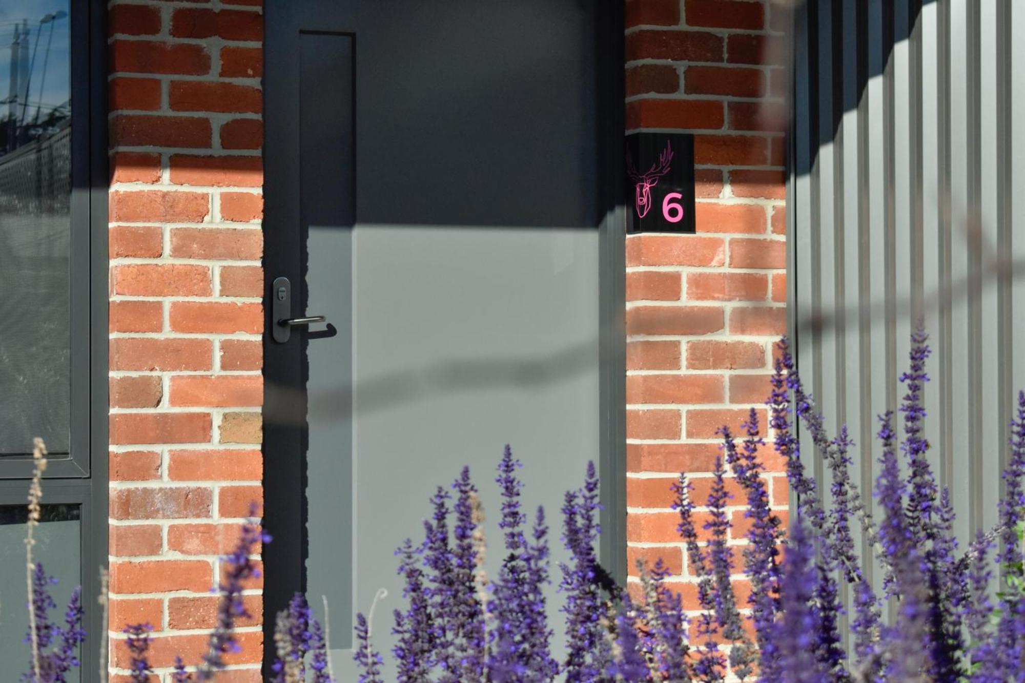 Daylesford Art Motel Exterior foto A house number