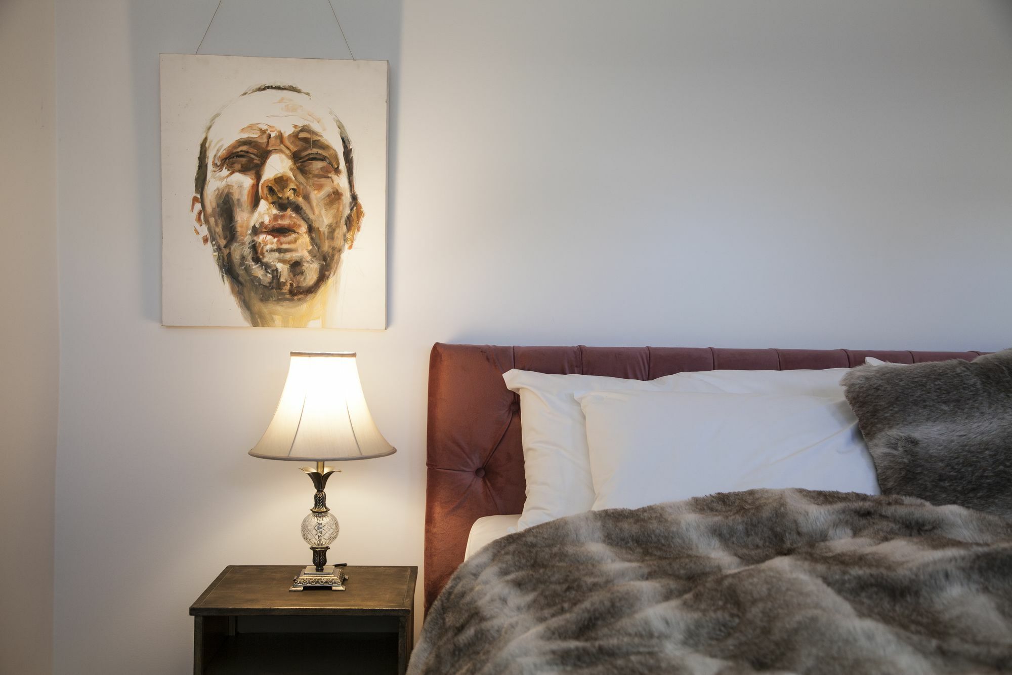 Daylesford Art Motel Exterior foto A bedroom with a table lamp