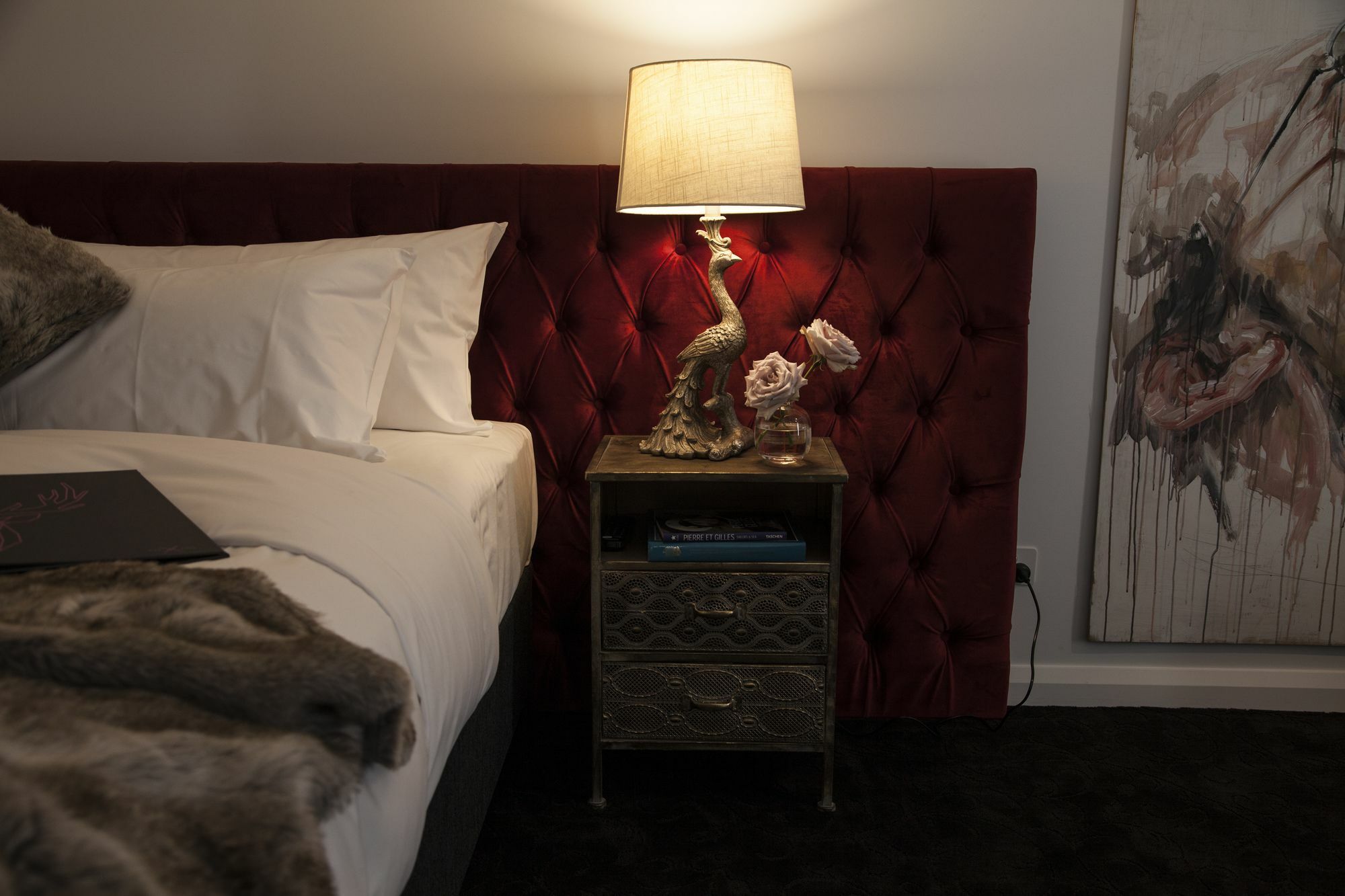Daylesford Art Motel Exterior foto A bedside table