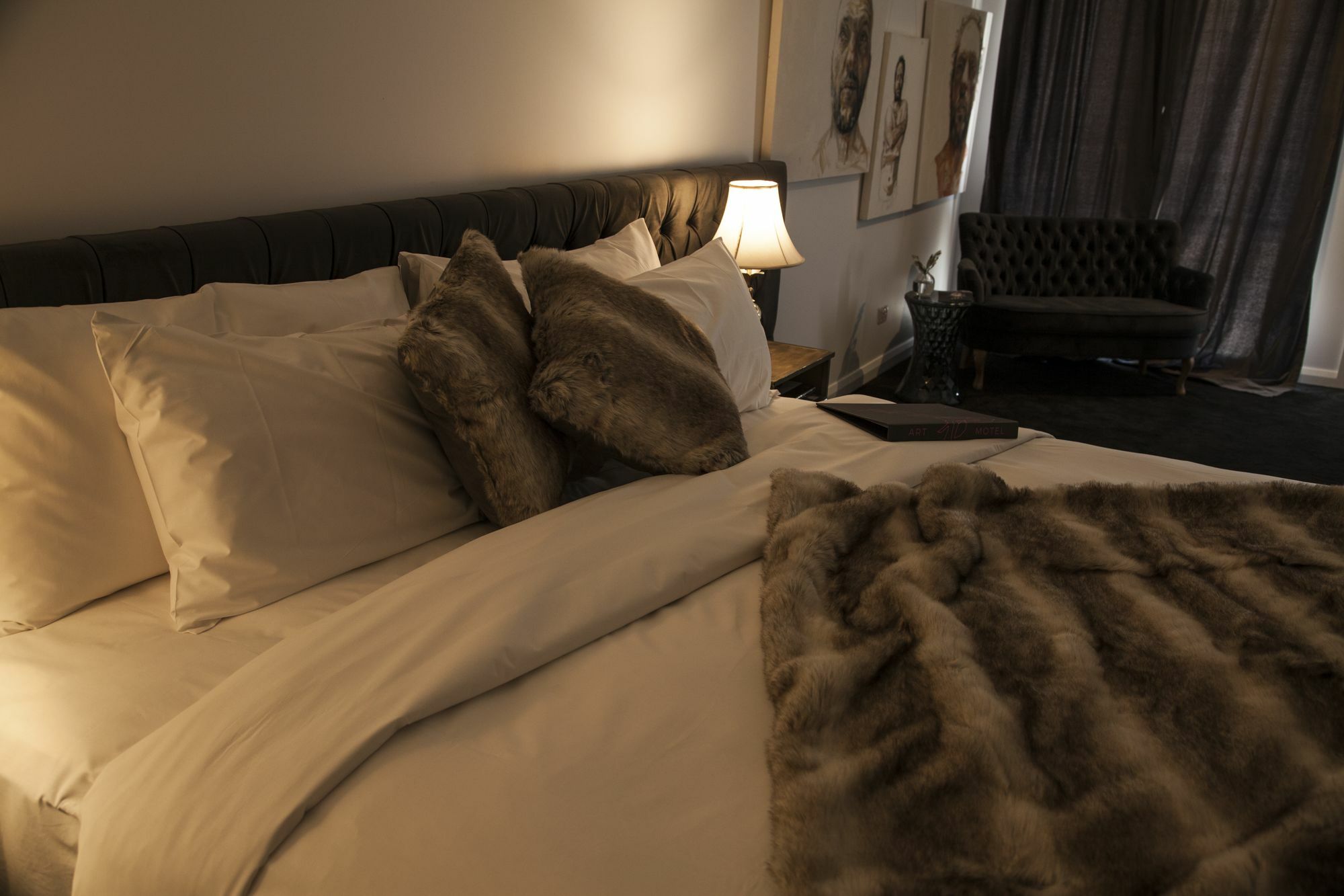 Daylesford Art Motel Exterior foto A bed with a throw