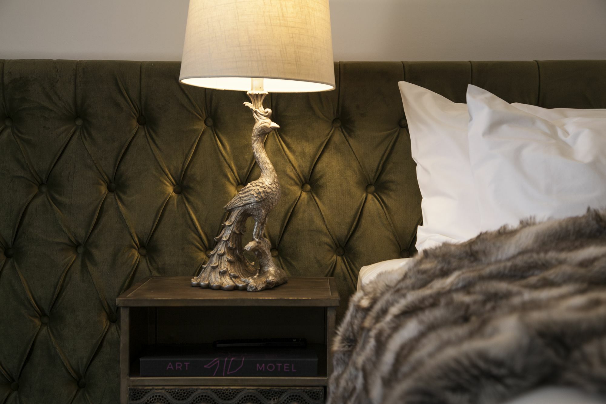 Daylesford Art Motel Exterior foto A bed with a tufted headboard