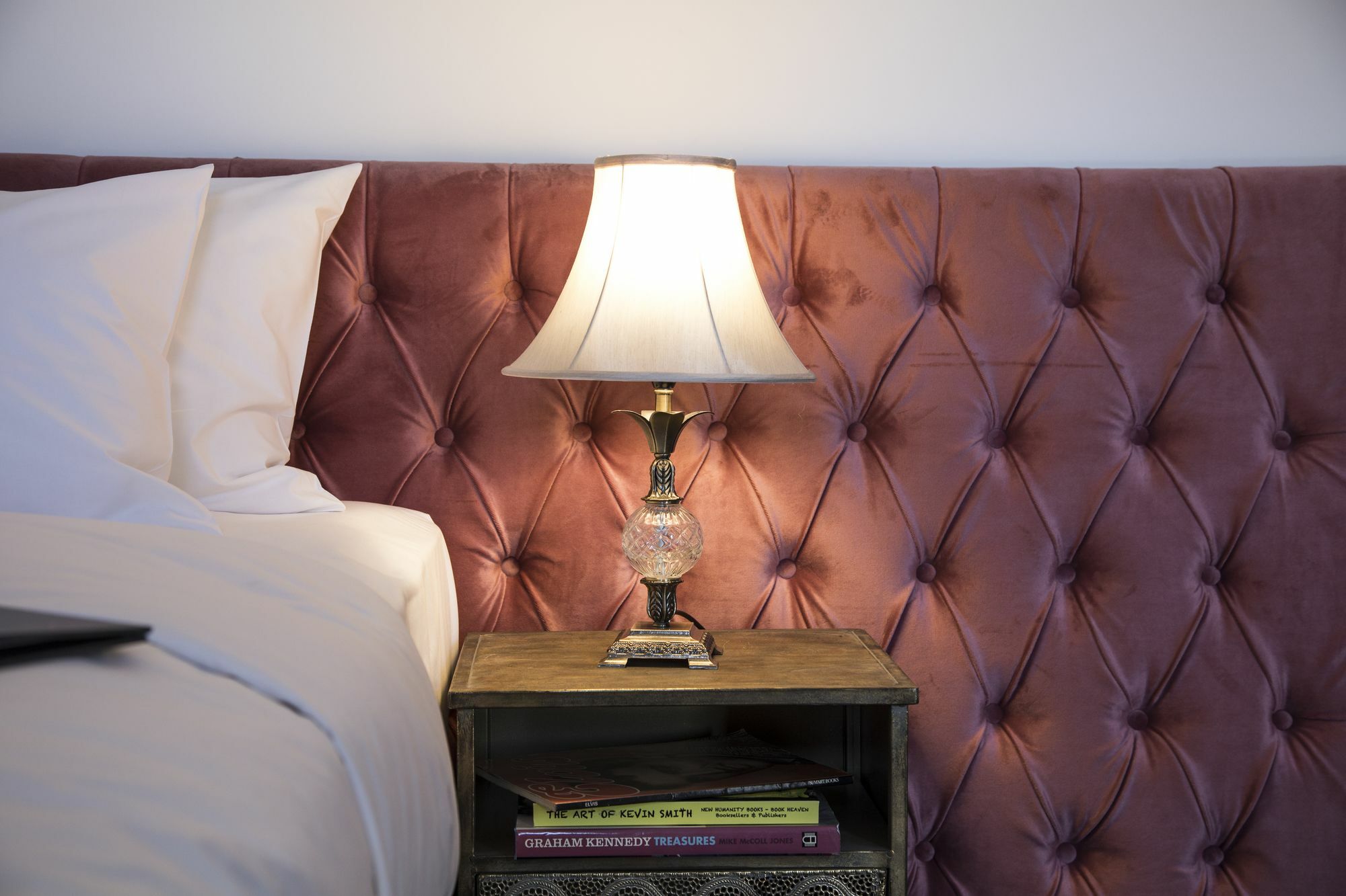 Daylesford Art Motel Exterior foto A tufted headboard