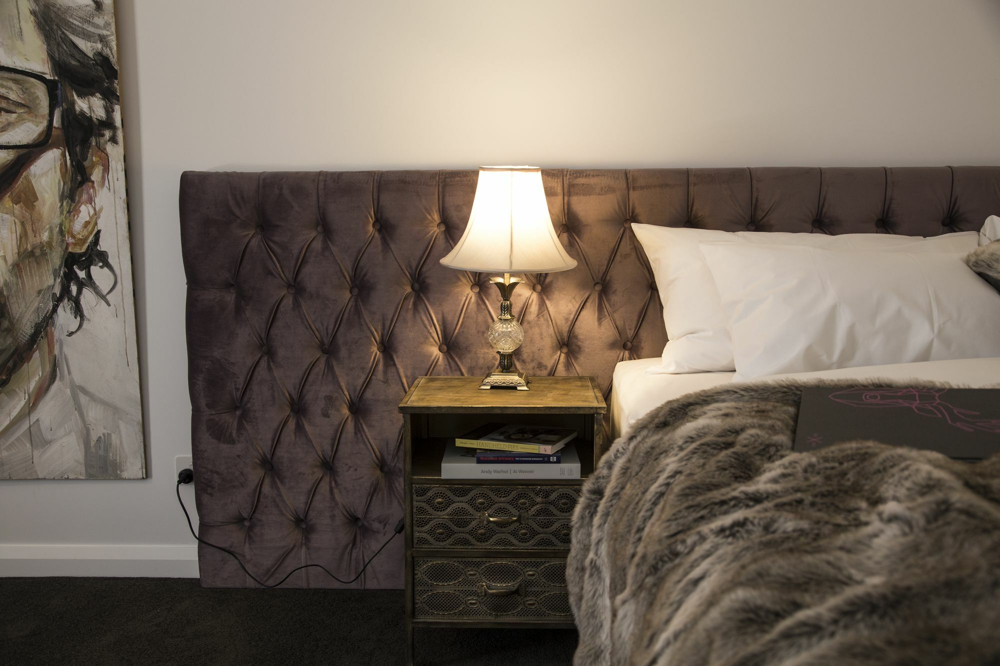 Daylesford Art Motel Exterior foto A bedside table
