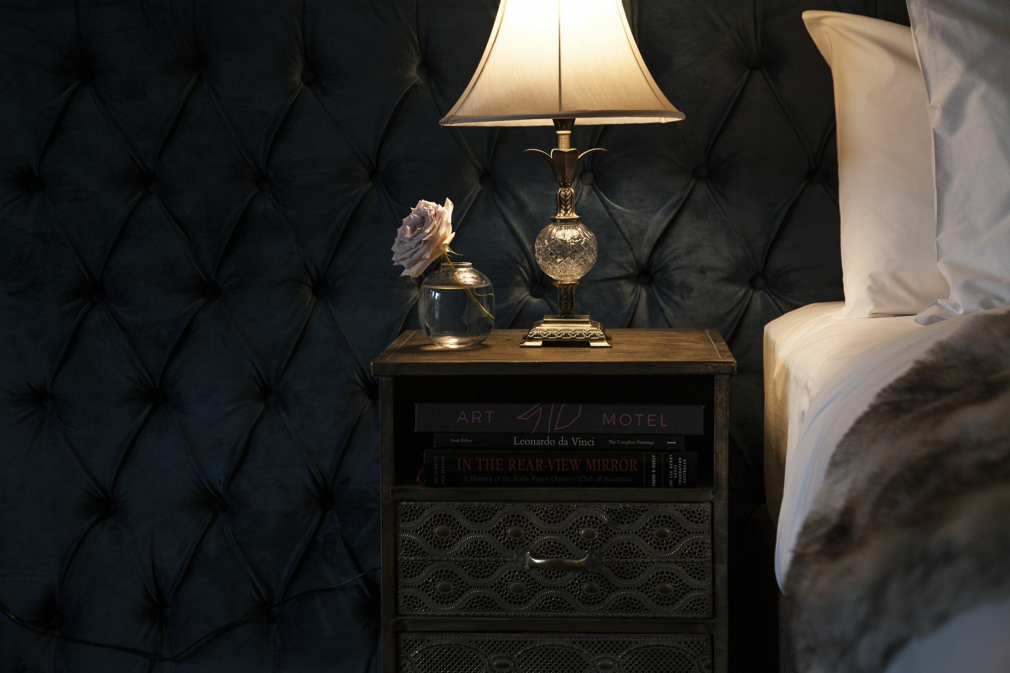 Daylesford Art Motel Exterior foto A bedside table