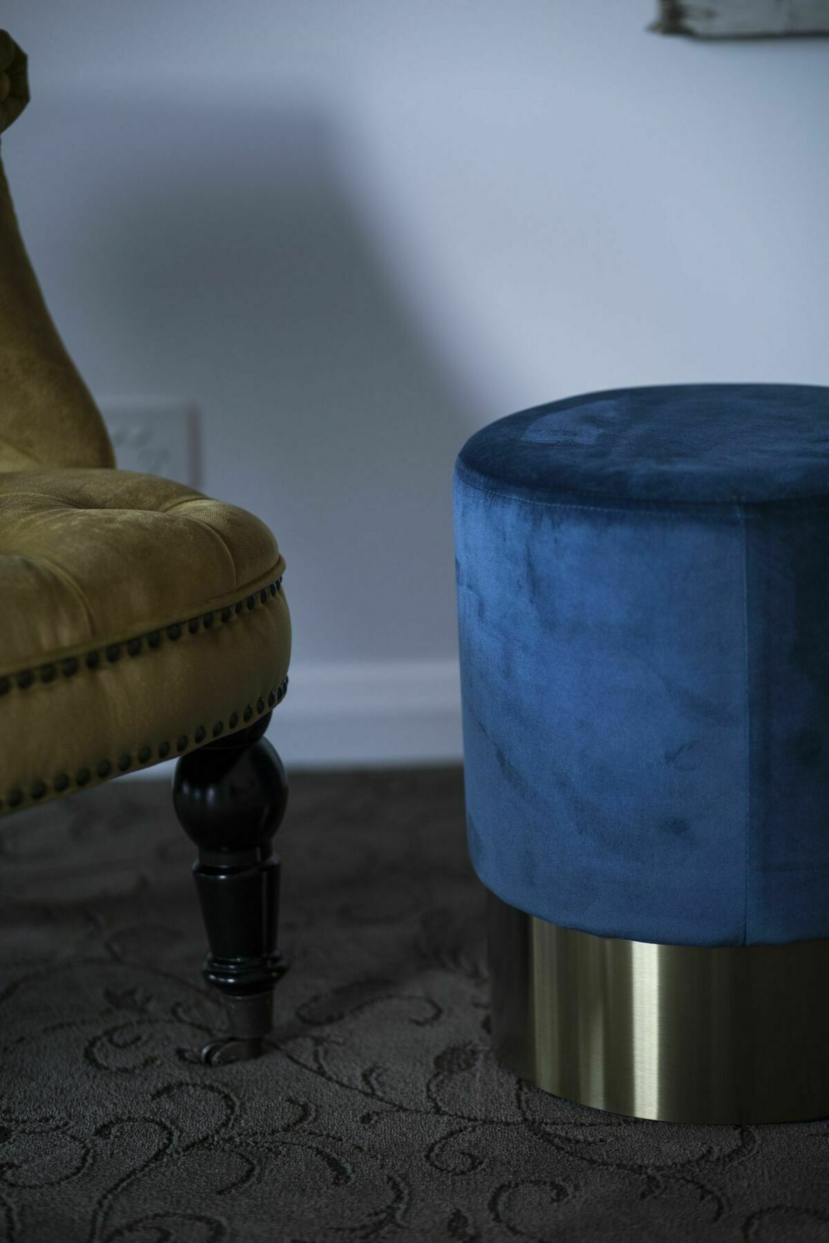 Daylesford Art Motel Exterior foto A blue velvet stool