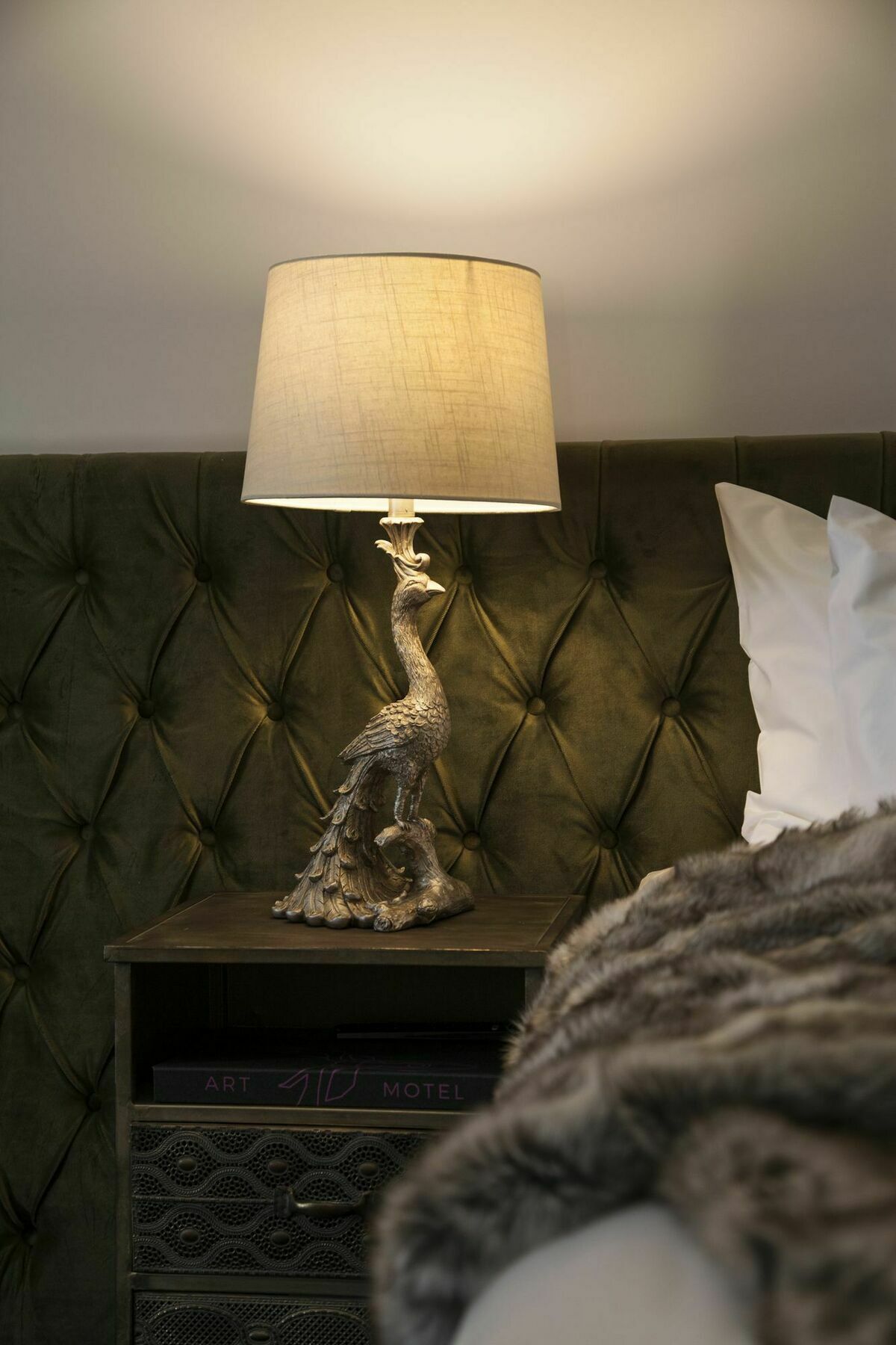 Daylesford Art Motel Exterior foto Peacock table lamp