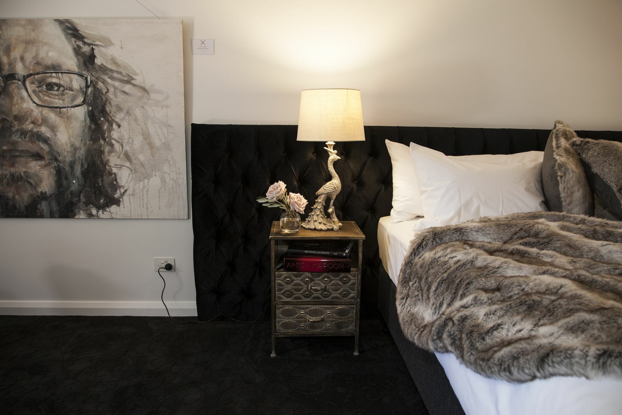 Daylesford Art Motel Exterior foto A bedroom with a mink throw